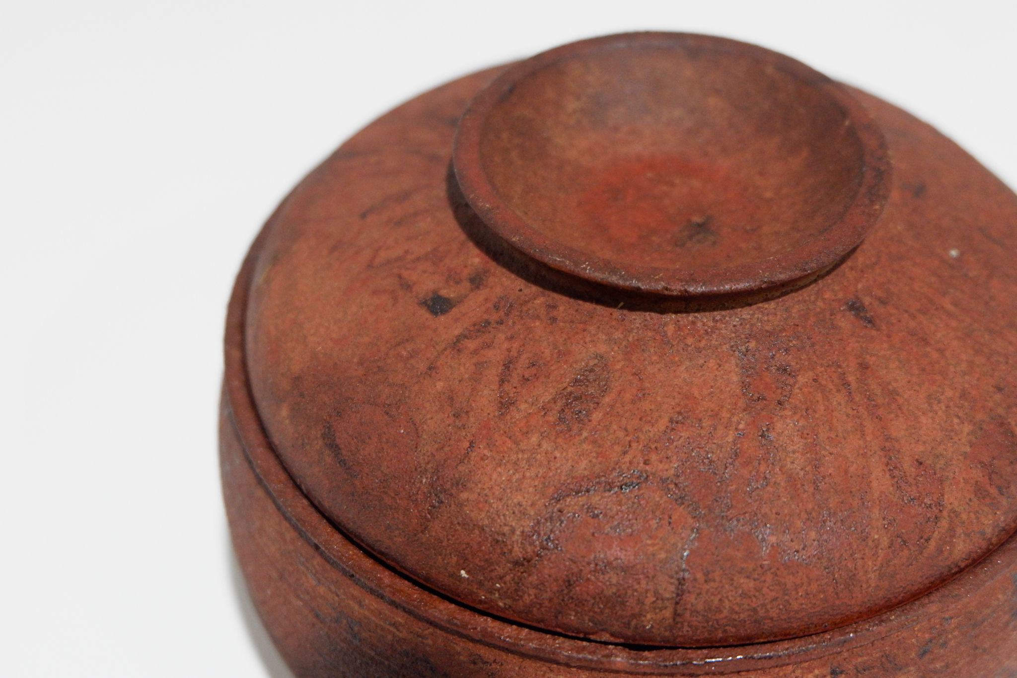 督田昌巳 蓋付赤椀 – Goyo Gallery