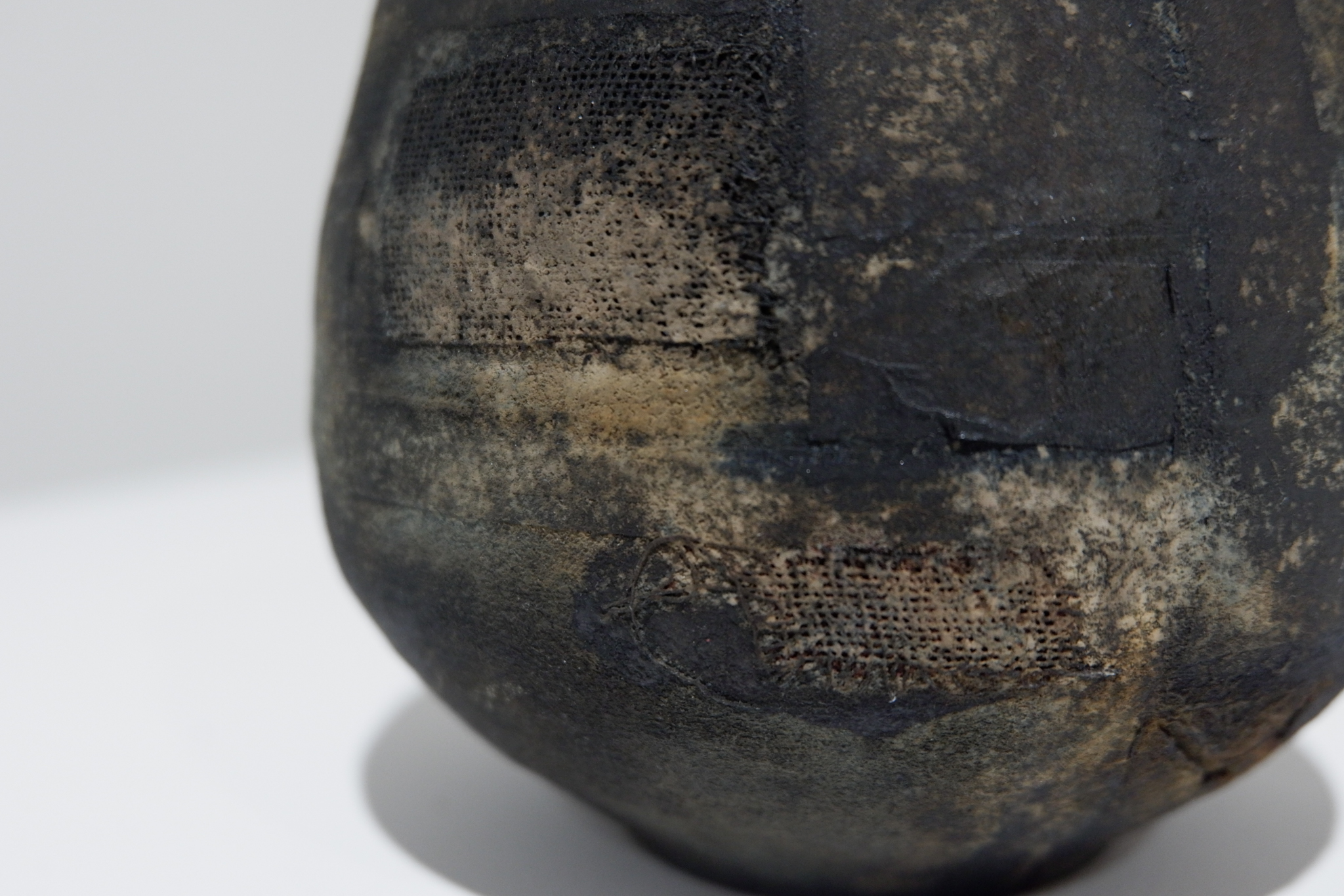 ●骨董品●￼壺●花器●ガラス●河口馬次郎作 Yagi Kazuo 八木一夫, Black flower vase 黒陶黒い壺花器 | Dai Ichi